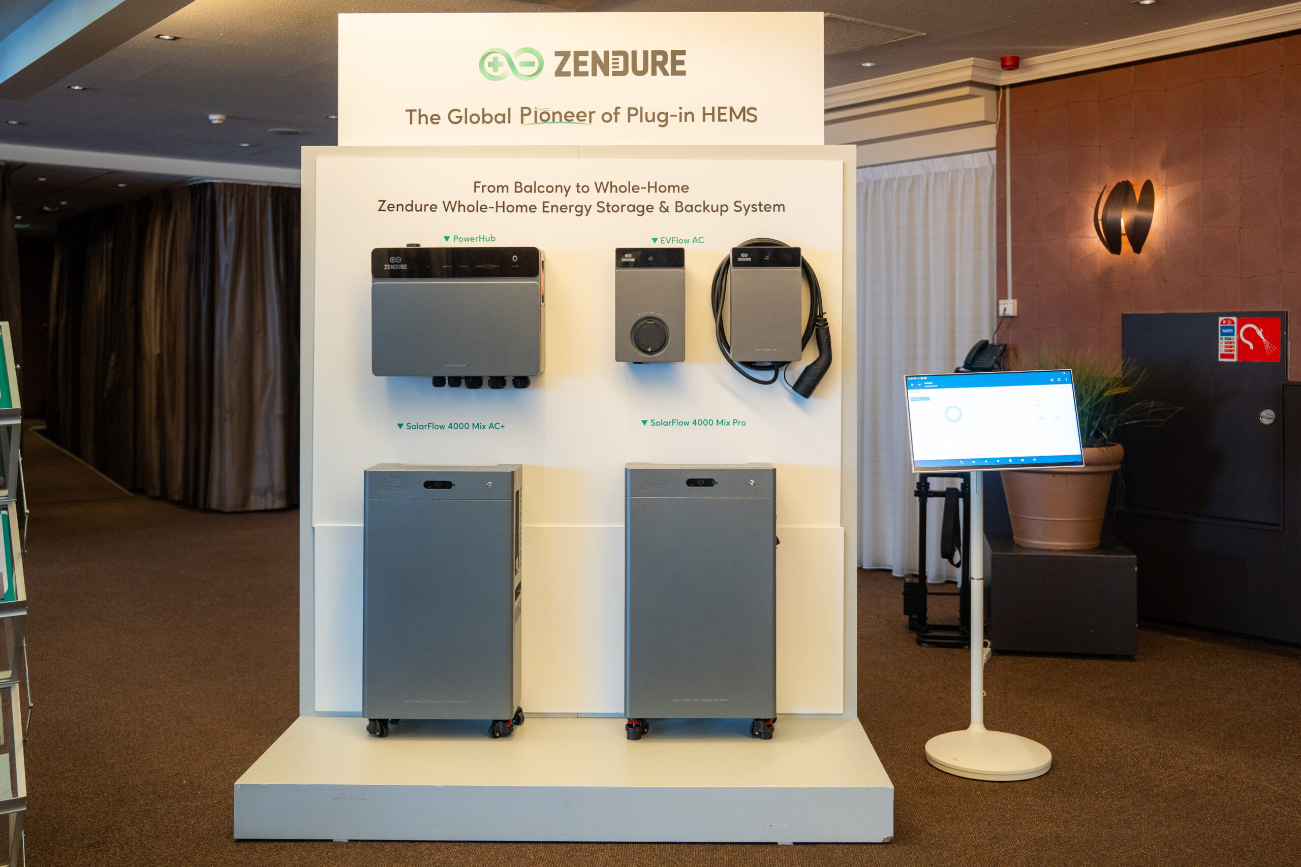 Zendure productdisplay met PowerHub, EVFlow AC laadpaal en twee SolarFlow 4000 Mix-thuisbatterijen