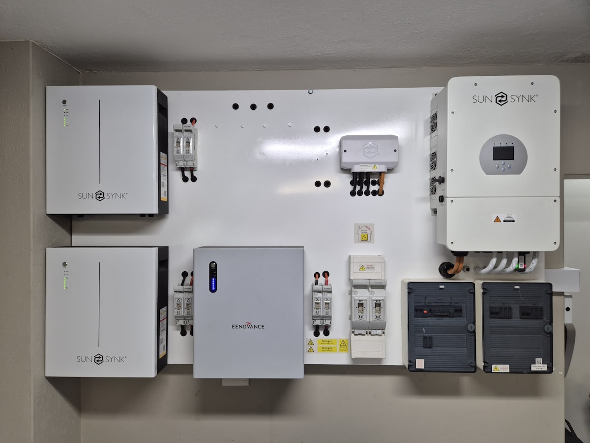 Aan de muur gemonteerde thuisbatterij